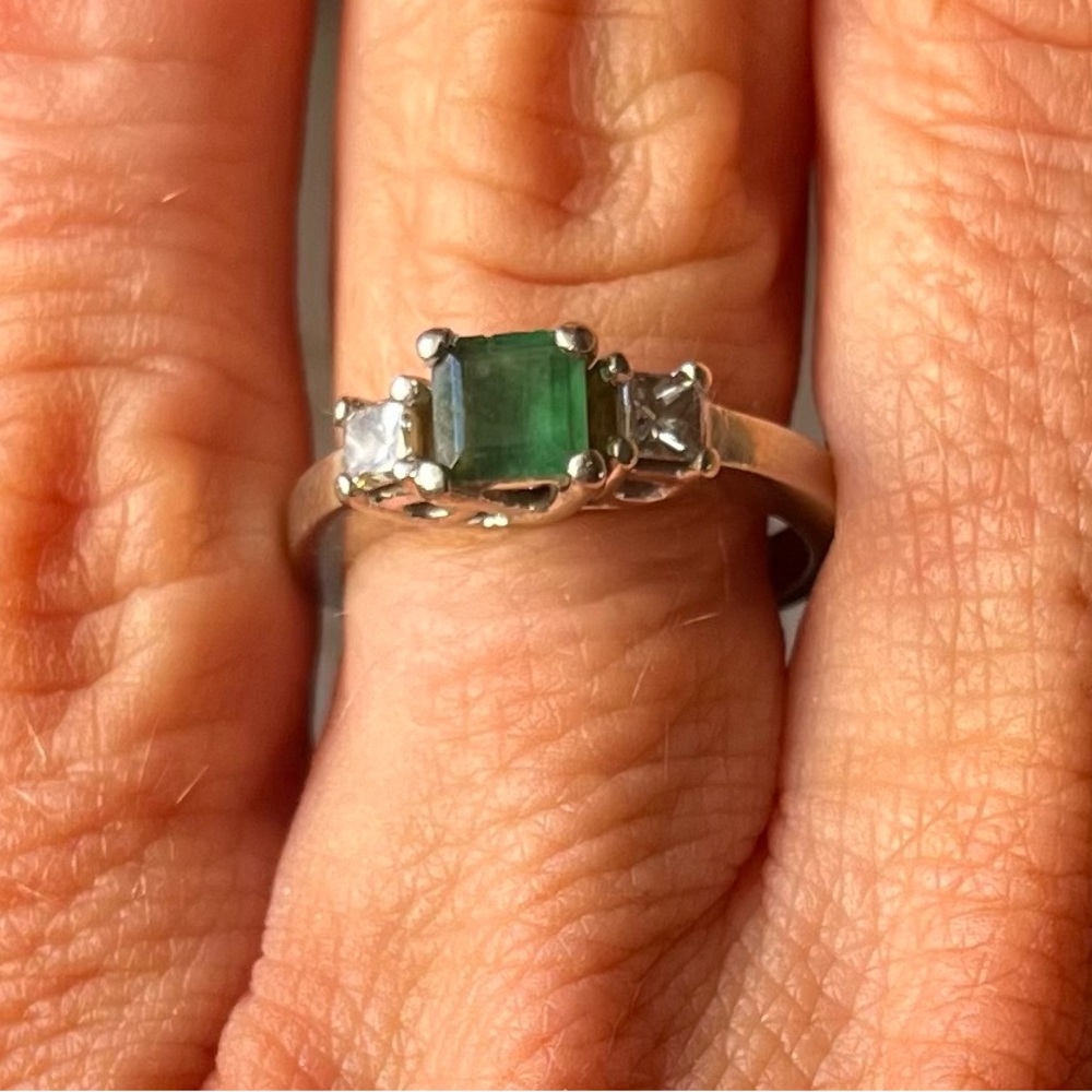 Elegant 14k white gold and emerald ring